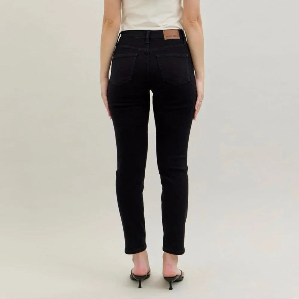 Judy Blue | Black Mid Rise Skinny Jeans - Picture 4 of 6